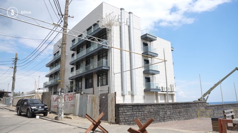 ЗМІ: мати київського судді будує готель на одеському пляжі