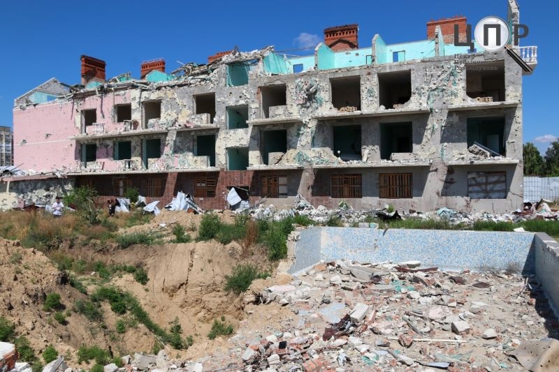 Руїни бази відпочинку та проблемний будинок в Сергіївці: рік після трагедії