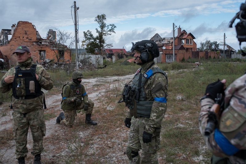 "Земля усіяна мінами, росіяни закопували їх як насіння": як працюють сапери на Харківщині