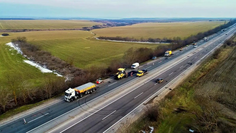 Завищені ціни, відкати та свій підрядник: хто отримав 79 мільйонів на ремонт траси Одеса-Київ