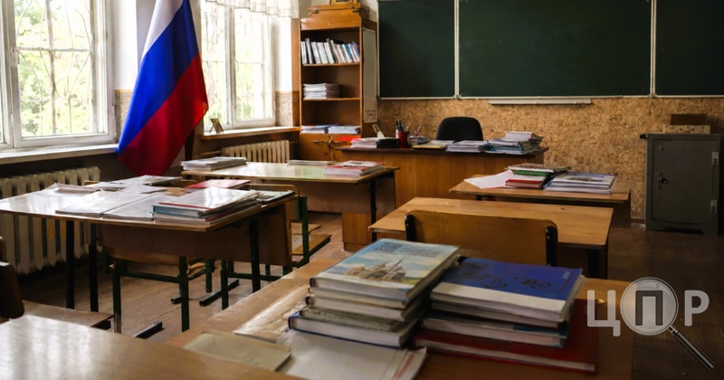 Символіка агресора та російські підручники: у Херсоні засудили директора окупаційного ліцею