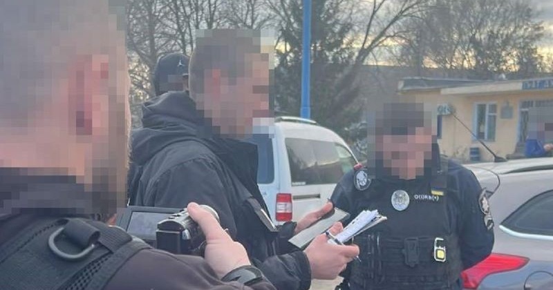 Одеського патрульного звинуватили у поборах з перевізників зернових