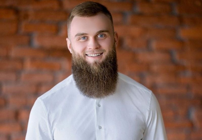 Журналісти-розслідувачі показали красиве життя "безхатченка" Артема Дмитрука