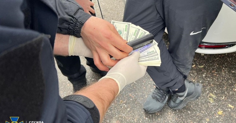 Патрульного поліцейського в Одесі затримали за підозрою у допомозі любителям пити за кермом