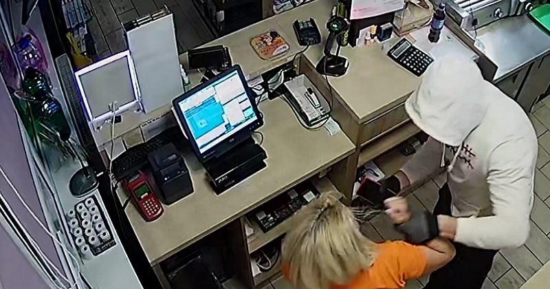 Поліцейського, якого звинувачують у пограбуванні одеської АЗС, відправили в СІЗО