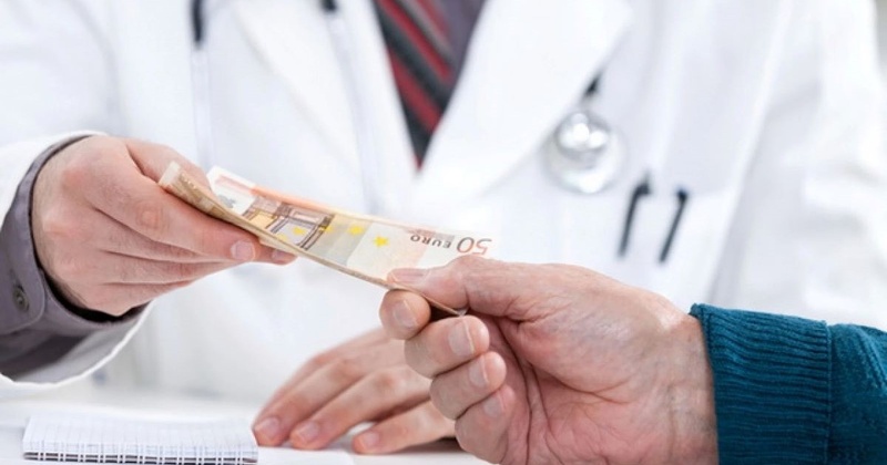 Схеми з ВЛК, хабарі та десятки тисяч валюти: на Одещині заарештували директора лікарні