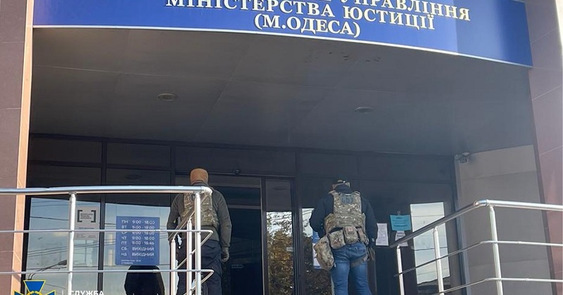 Чиновника Мінюсту в Одеській області підозрюють у вимаганні грошей за зняття арешту з майна