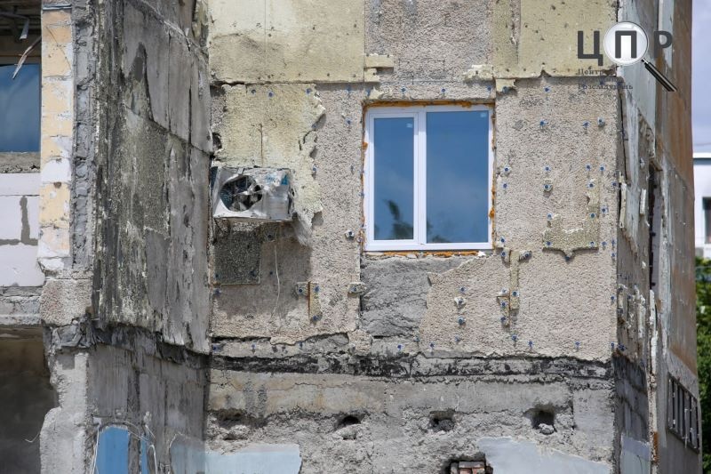 У зруйнованому ракетою будинку в Сергіївці відновили будівельні роботи після репортажу ЦПР