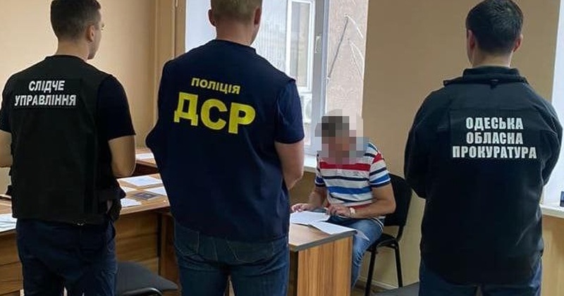 Підозрюваного у вимаганні хабаря заступника райадміністрації Одеси відсторонили від посади