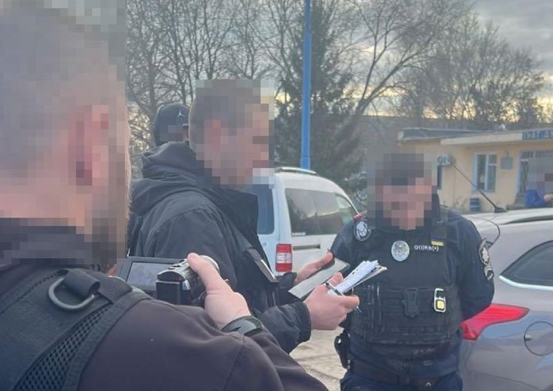 Одеського патрульного звинуватили у поборах з перевізників зернових