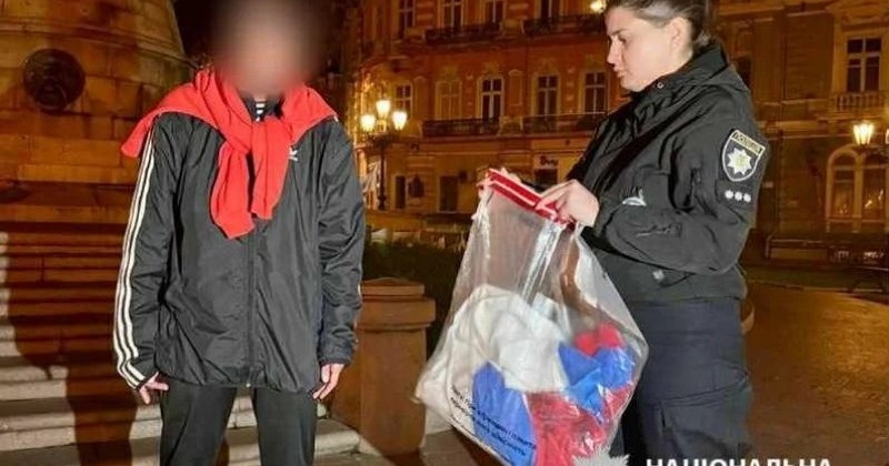 Одеситку відправили на примусове лікування після спроби повісити триколор на меморіалі захисникам України