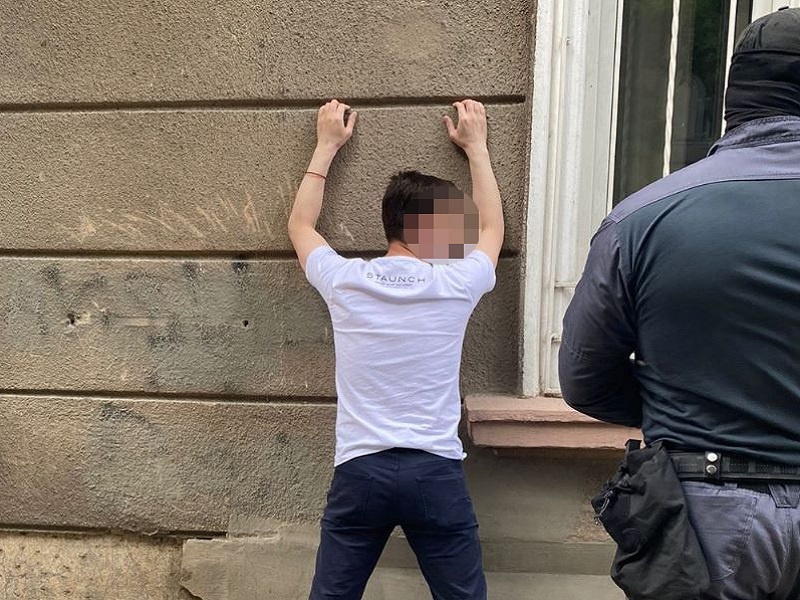 Наживався на неоформлених працівниках ресторану: інспектора Держпраці звинуватили в хабарництві