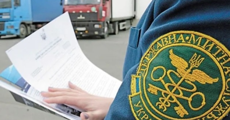 Митника з Одещини оштрафували за хабарі від контрабандиста