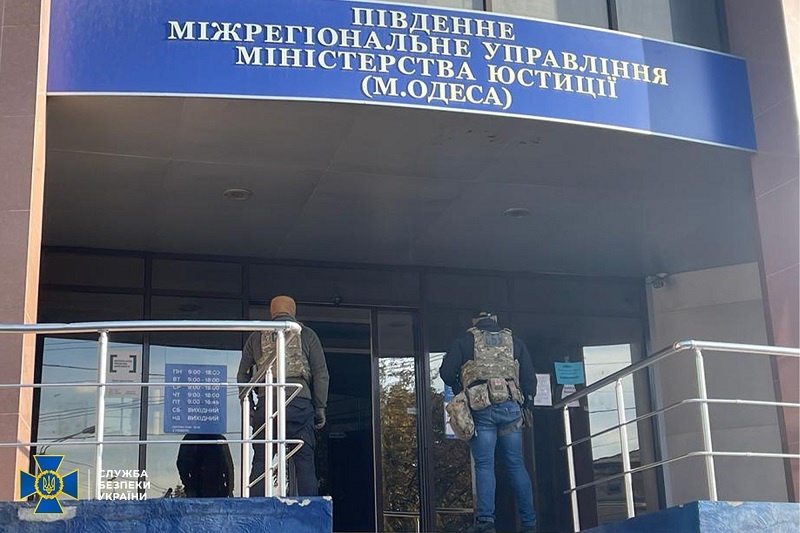 Чиновника Мінюсту в Одеській області підозрюють у вимаганні грошей за зняття арешту з майна
