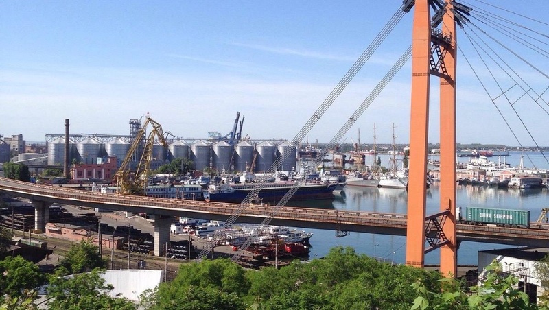 Під домашнім арештом, але з новими контрактами: хто ремонтує колії в Одеському порту