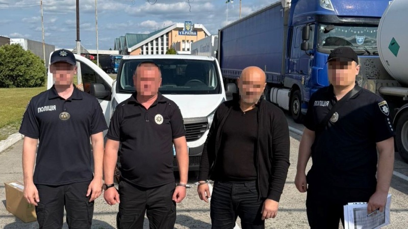 Через окупований Крим переправляли фальшиві долари: іноземців екстрадували до України