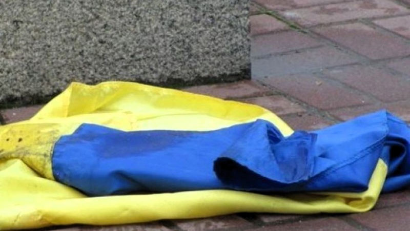 Публічна наруга над прапором України: блогера з Криму судитимуть за злочин проти держави