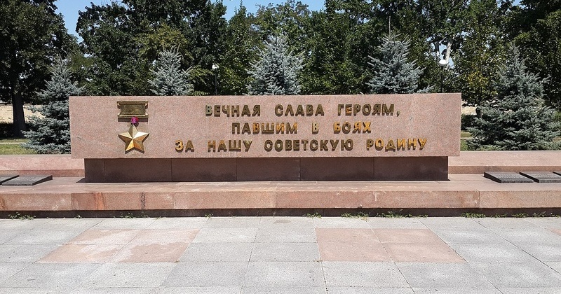 На меморіалі у Миколаєві з третьої спроби намагаються демонтувати напис російською