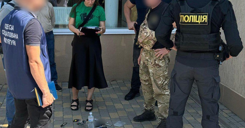 Допомагав уникнути призову на службу в ЗСУ: затримано військовослужбовця на хабарі