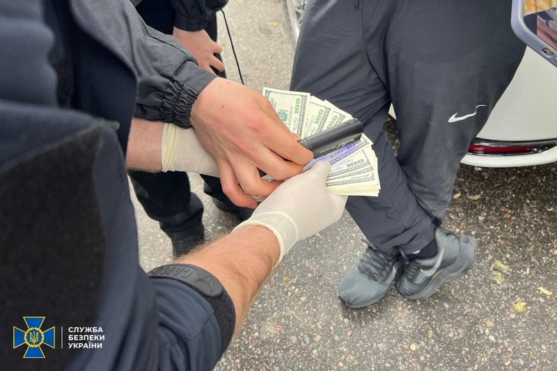 Патрульного поліцейського в Одесі затримали за підозрою у допомозі любителям пити за кермом