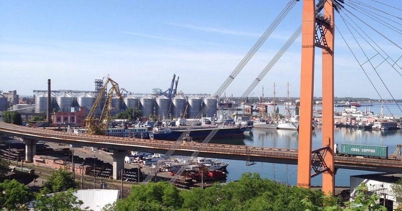 Під домашнім арештом, але з новими контрактами: хто ремонтує колії в Одеському порту