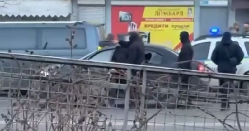 "Питання вирішено, навіщо його порушувати?" - одеські "дружинники" про конфлікт, під час якого водію розбили вікно