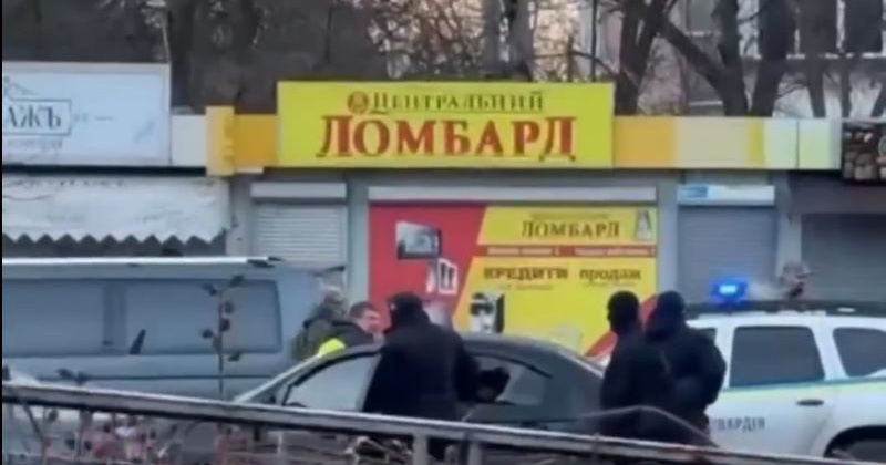Одеська поліція нарешті вказала, хто розбив вікно автівки на блокпосту та відкрила кримінальну справу