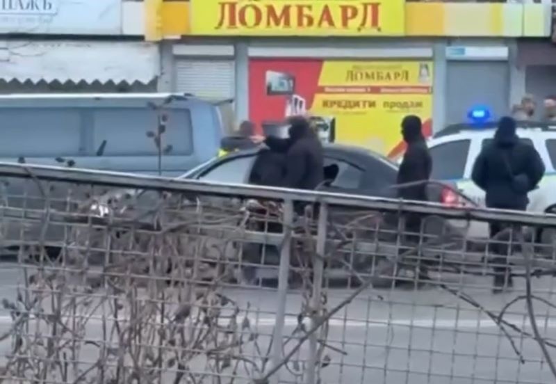 "Питання вирішено, навіщо його порушувати?" - одеські "дружинники" про конфлікт, під час якого водію розбили вікно
