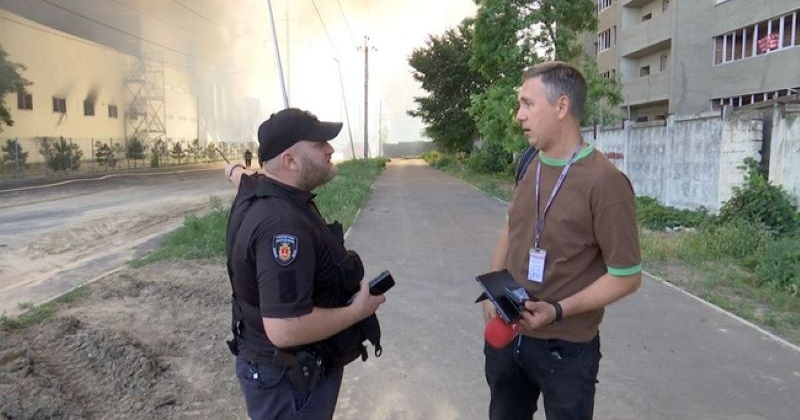 В Одесі представник громадського формування, яке "допомагає" поліції, заважав журналістам працювати на місці влучання