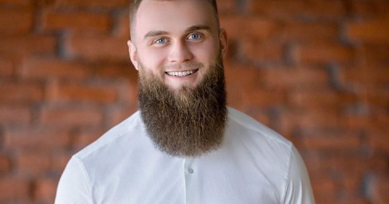 Журналісти-розслідувачі показали красиве життя "безхатченка" Артема Дмитрука