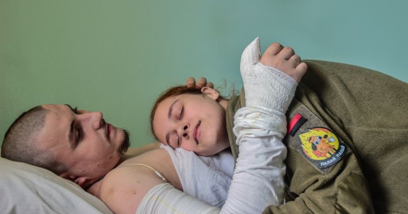 "У нього один берць. Другого нема". Як лікується поранений на Запоріжжі штурмовик