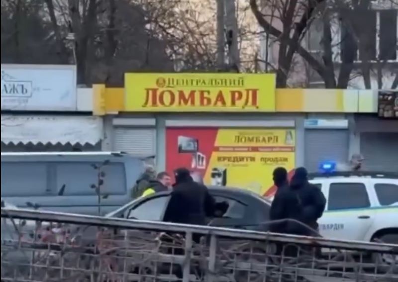 Одеська поліція нарешті вказала, хто розбив вікно автівки на блокпосту та відкрила кримінальну справу