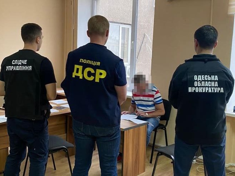 Підозрюваного у вимаганні хабаря заступника райадміністрації Одеси відсторонили від посади