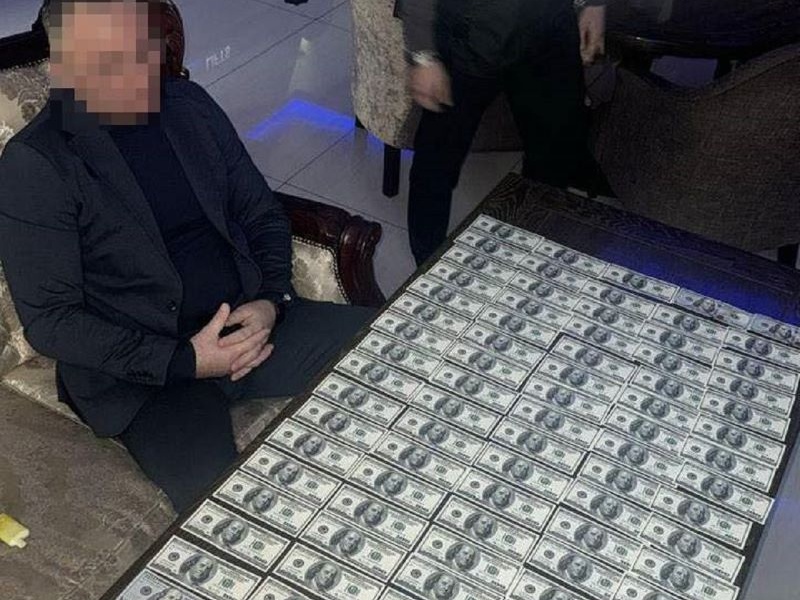 На Одещині затримали депутата Білгород-Дністровської райради, якого підозрюють у вимаганні 20 тисяч доларів