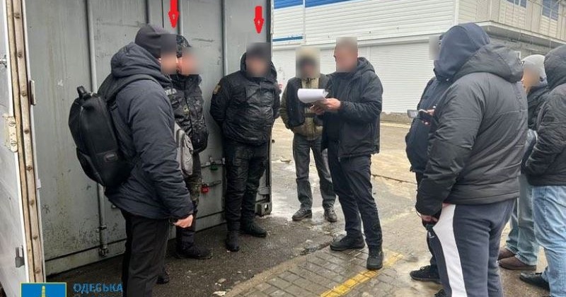 Щомісячні побори з підприємців ринку "7 кілометр": затримали одеських поліцейських