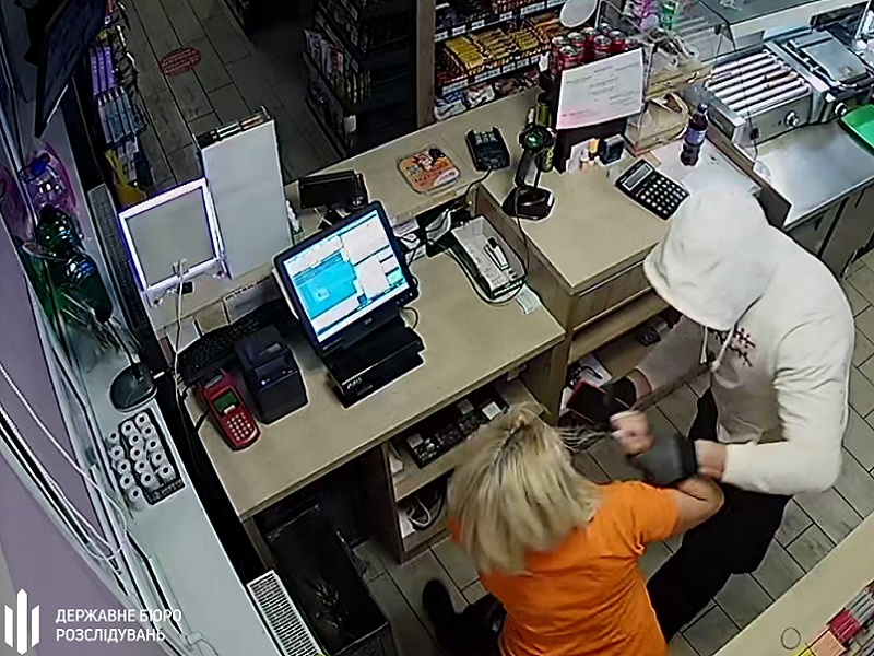 Поліцейського, якого звинувачують у пограбуванні одеської АЗС, відправили в СІЗО