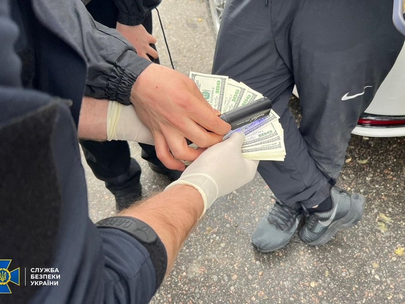 Патрульного поліцейського в Одесі затримали за підозрою у допомозі любителям пити за кермом