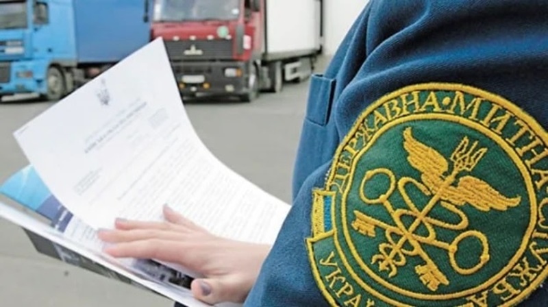 Митника з Одещини оштрафували за хабарі від контрабандиста