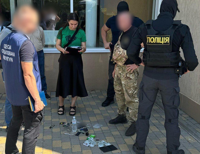 Допомагав уникнути призову на службу в ЗСУ: затримано військовослужбовця на хабарі