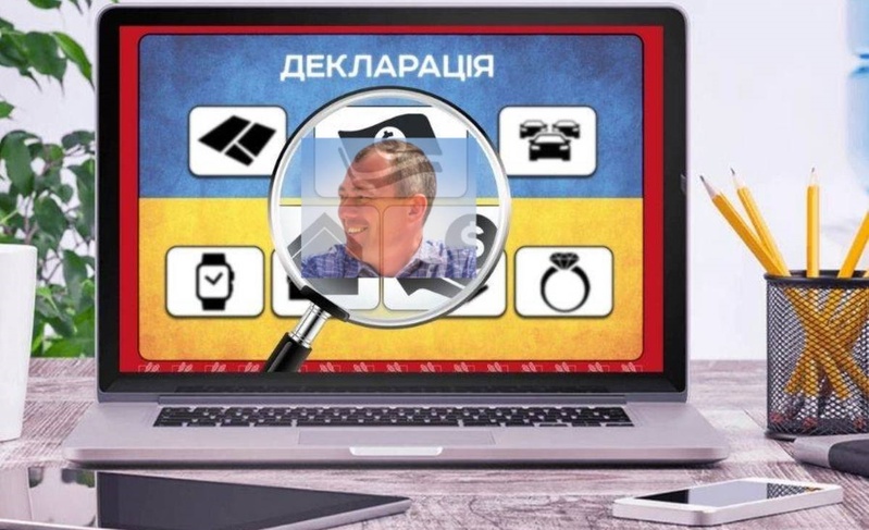 Міський голова Березівки замість гривень зберігав гроші у доларах