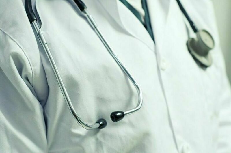 Двох одеських медпрацівників звинуватили в закупівлі медичних матеріалів за завищеними цінами