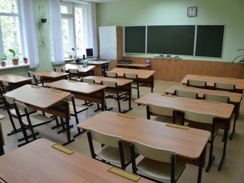Аудитори виявили меблі та обладнання, що вже декілька років "не доїдуть" до школи на Одещині
