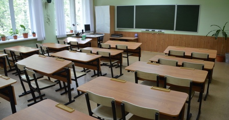 Аудитори виявили меблі та обладнання, що вже декілька років "не доїдуть" до школи на Одещині