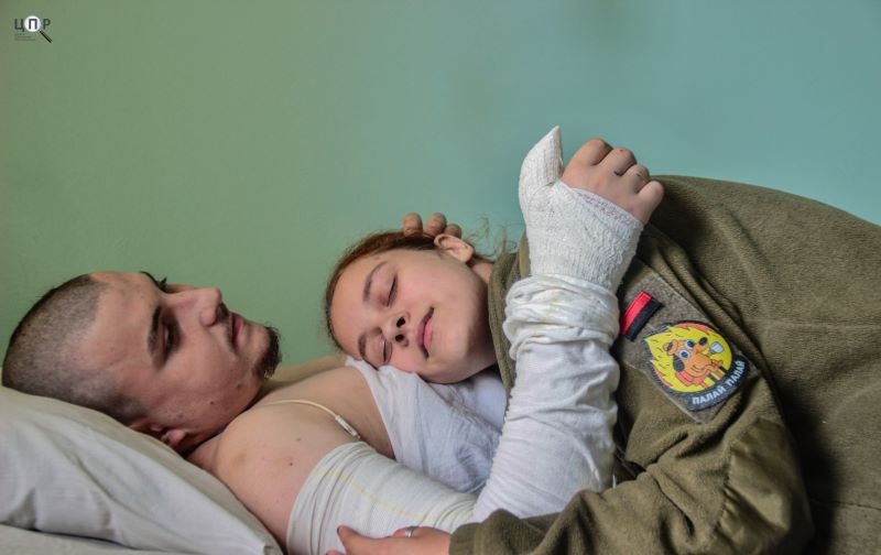 "У нього один берць. Другого нема". Як лікується поранений на Запоріжжі штурмовик