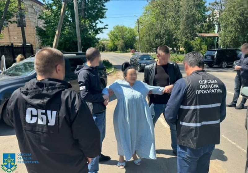 Виявилося, що працівницю суду, яку звинувачують у корупції, вдруге затримали на хабарі