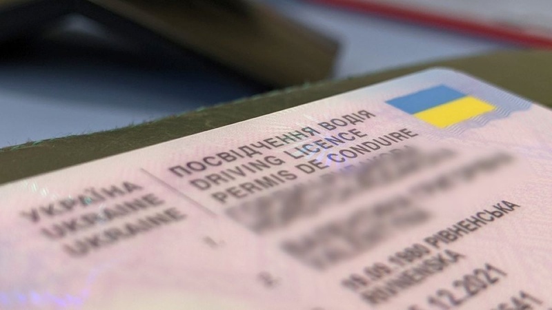 Працівник Одеського припортового заводу торгував водійськими посвідченнями