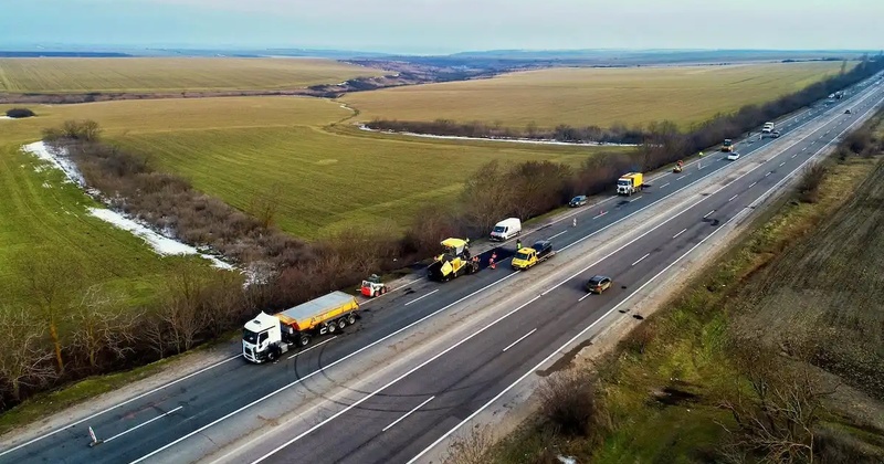 Завищені ціни, відкати та свій підрядник: хто отримав 79 мільйонів на ремонт траси Одеса-Київ