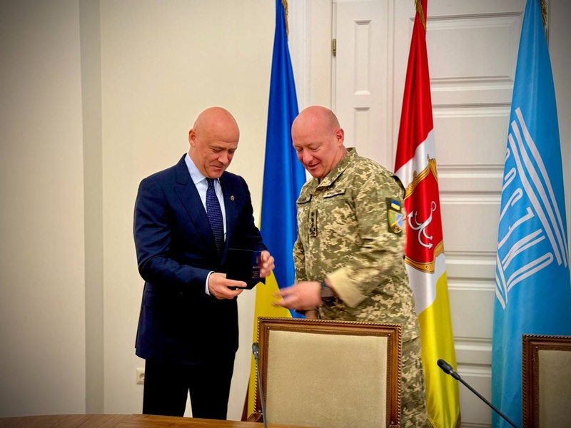 Труханов "пишається" нагородою від звільненого генерала Содоля