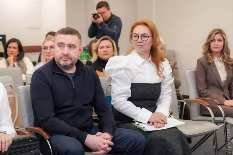 Голові Одеської облради і його дружині-нардепці оголосили про підозри