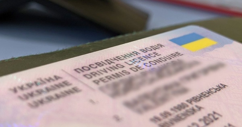 Працівник Одеського припортового заводу торгував водійськими посвідченнями